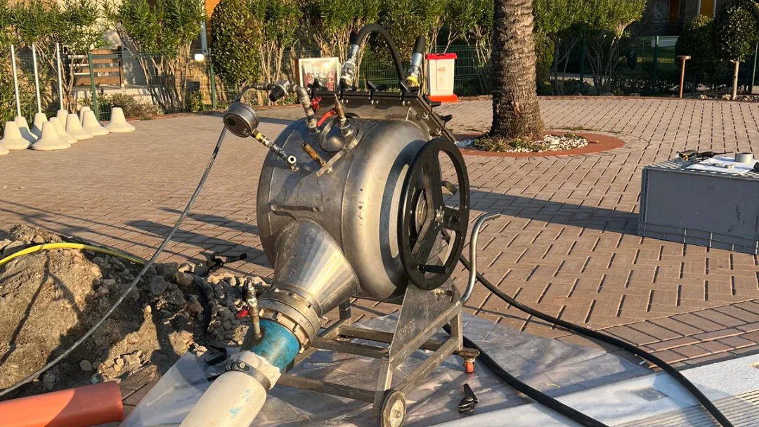 Follonica (Grosseto), Toscana: macchinario relining, dettaglio